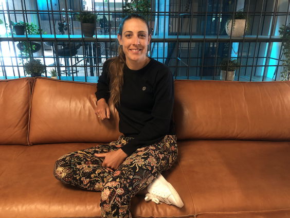 De Perstribune met Lucinda Brand