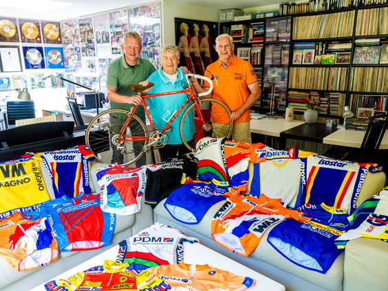 Wielershirtjes worden geveild voor Amy Pieters