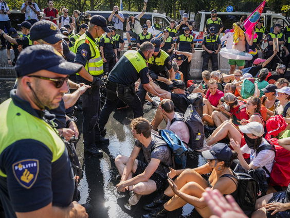 Is het terecht dat de politie kinderen die bij de Extinction Rebellion-demonstratie op de A12 aanmeldde bij Veilig Thuis?