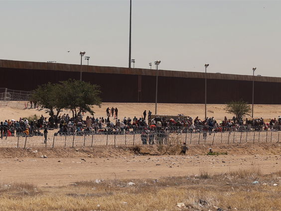Hoogspanning met migranten aan grens VS