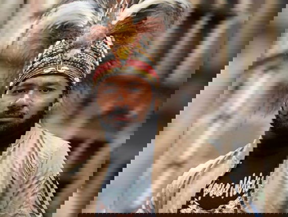 Raki Ap stopt het laatste nummer van zijn vermoorde vader in de tijdcapsule