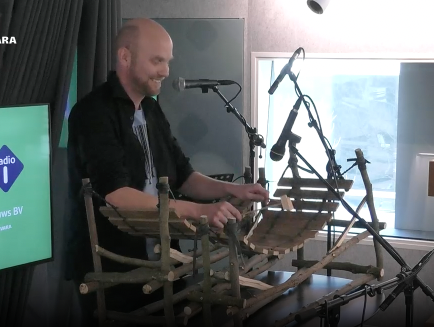 Geluidskunstenaar Remco de Kluizenaar maakt muziekinstrumenten van koeienbloed en eendenkroos