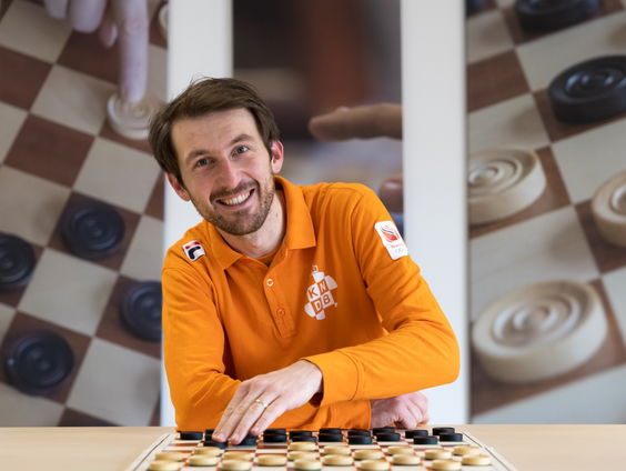 Hoe stoomt een dammer zich klaar voor het wereldkampioenschap?