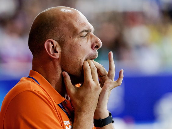 Fluiten langs het zwembad