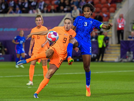 Wat moet er gebeuren om genderongelijkheid in voetbal tegen te gaan?
