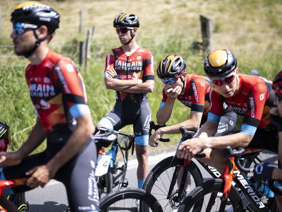 Veelbesproken afdaling in de Tour: 'Brede weg, nieuw asfalt, maar ongelukken kunnen altijd gebeuren'