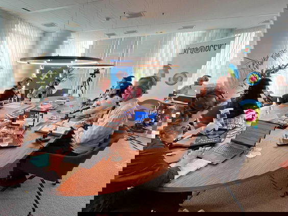 De Minister van Oplossingen en mbo-studenten bieden minister Robbert Dijkgraaf een pakket oplossingen aan - uur 2