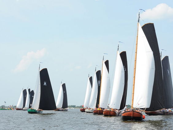 Veertien schippers strijden voor het 'zilveren skutsje' op het SKS Kampioenschap Skutsjesilen