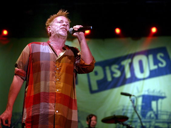 Johnny Lydon doet een poging om deel te nemen aan het Songfestival