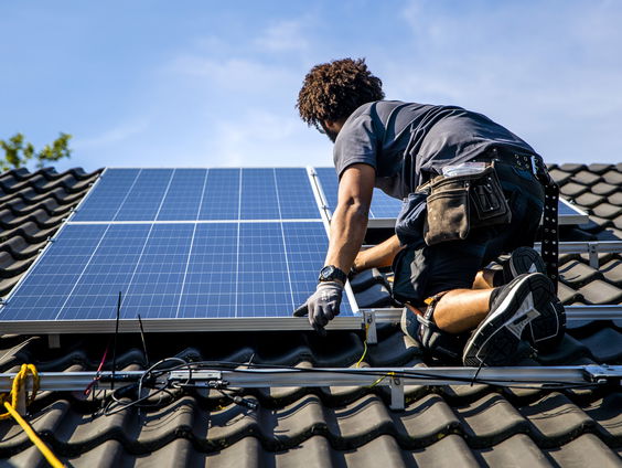 Jan Vesseur opent een zonnepanelenfabriek in Nederland