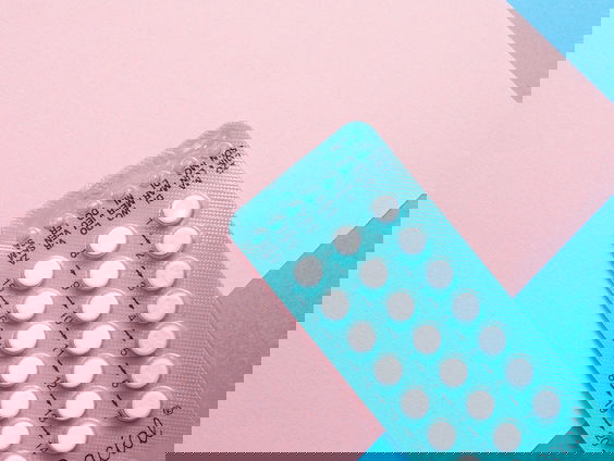 Strafrechtadvocaat Zahra Boufadiss stopt de anticonceptiepil in De Tijdcapsule