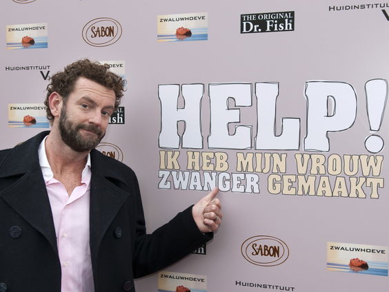 Schrijver Kluun ontvangt Gouden Boek voor zijn zwangerschapsboek voor vaders