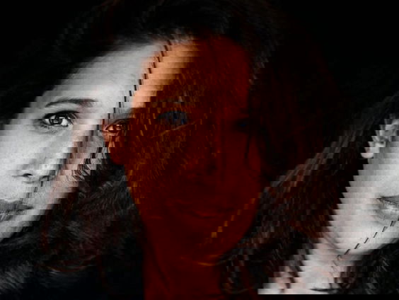 Woordkunstenaar Esmay Usmany met haar woordkunst ‘Trek je haast maar uit’ en haar lied ‘Lief Indië’