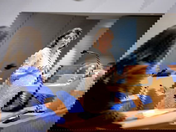 Vraag aan Den Haag: Hoeveel vergaderen politici?