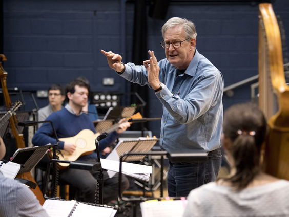 'Eindelijk heeft wereldberoemde dirigent John Eliot Gardiner iemand geslagen'