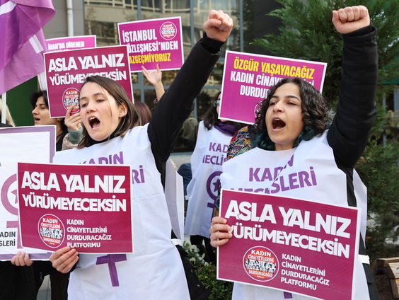 Tientallen vrouwen gearresteerd bij anti-vrouwengeweldsprotesten in Turkije