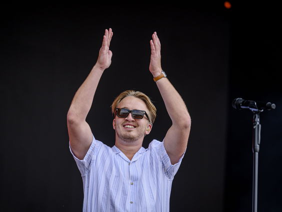 Rapper Snelle tourt langs zoveel mogelijk radiostations voor record