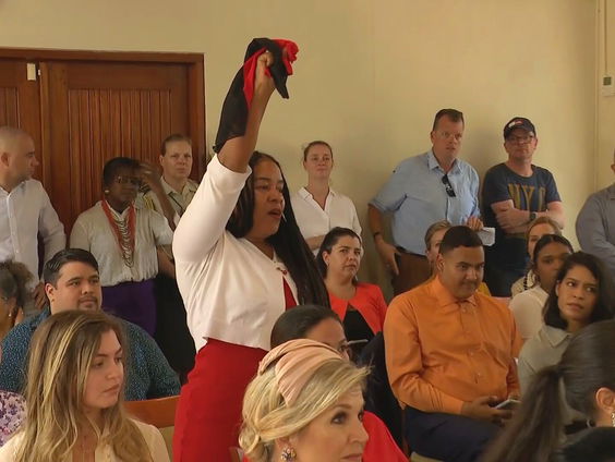 Slavernijprotest op Aruba tijdens bezoek Oranjes