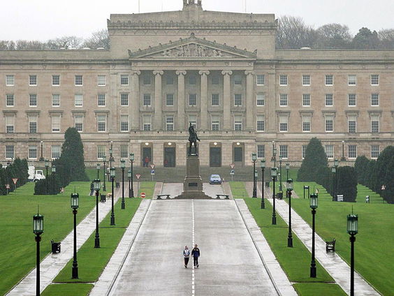 Britten en Ieren overleggen over politieke onrust Noord-Ierland