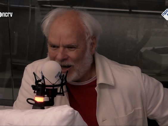 Nico Dijkshoorn over zijn boek 'Bijna op de radio'.