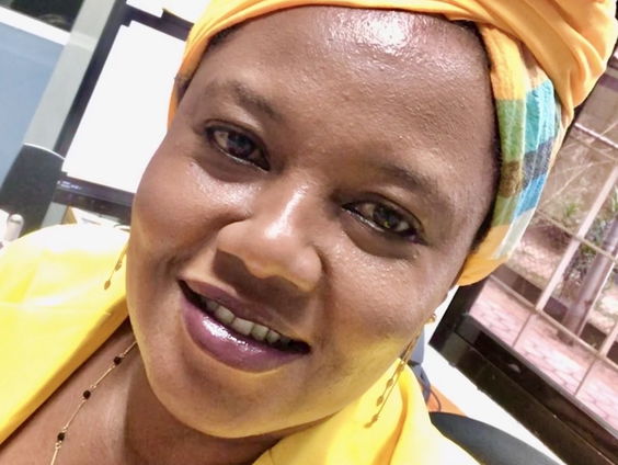 Journalist Rosita Leeflang met het laatste nieuws uit Suriname