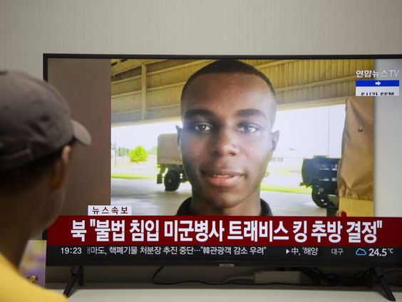 Amerikaanse soldaat na maanden in Noord-Korea terug naar huis