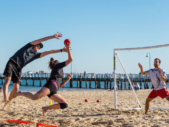 Extra punten voor spektakel bij beachhandbal