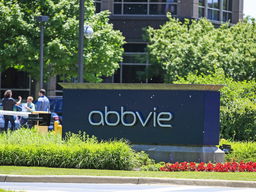 Rechtszaak tegen farmaceut om 'te hoge prijs' winstgevendste medicijn ter wereld