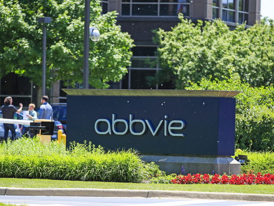 Rechtszaak tegen farmaceut om 'te hoge prijs' winstgevendste medicijn ter wereld