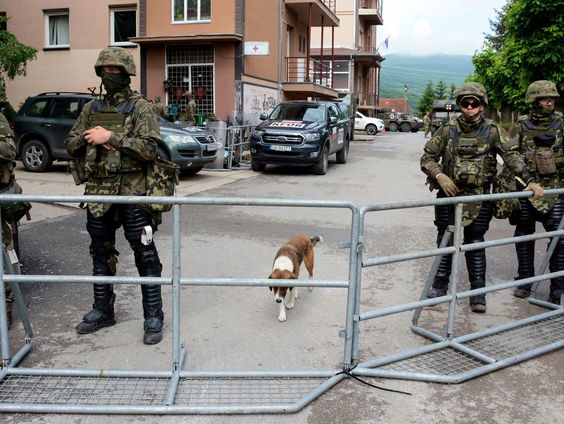 Kosovo broeit en de EU probeert de Russische invloed te keren