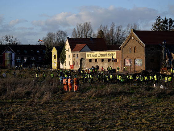 Politie begonnen met ontruiming Duitse dorp Lützerath in verband met bruinkoolwinning
