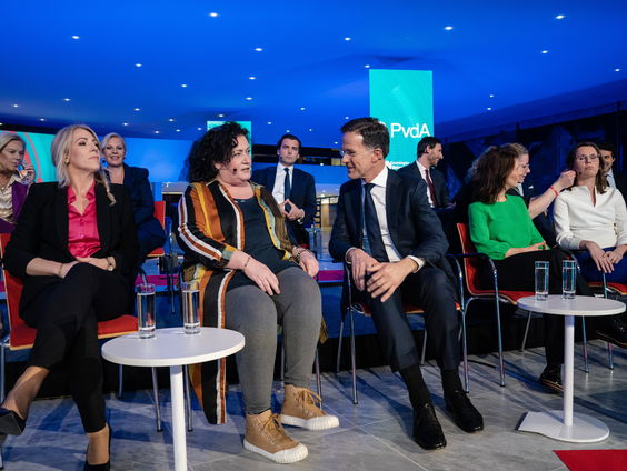 Slotdebat af en toe fel, terwijl boeren buiten protesteren