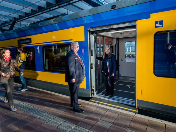 Het Uitzendbureau: rolstoel en hulp op treinstations