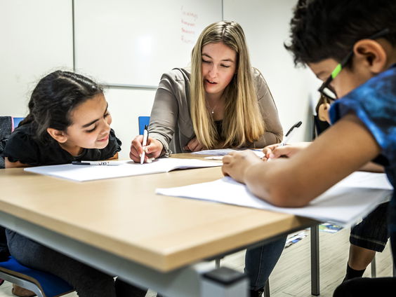 Op wat voor manier helpt het mentorprogramma van SKC al 25 jaar kansarme kinderen?
