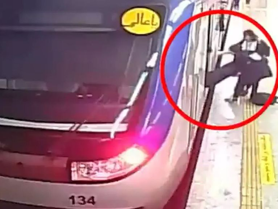 'Iraans meisje van 16 in coma na mishandeling door moraalpolitie'