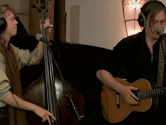 Bert Hadders met muziek in het Veenkoloniaals