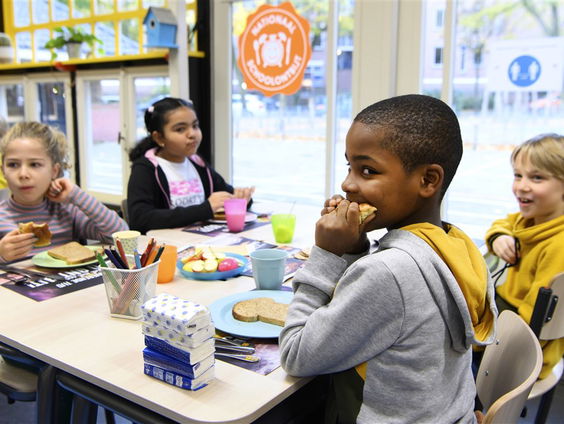 Stand.nl: De gratis schoollunch moet er komen
