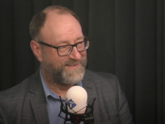 Nederlandse boekjutter brengt historisch boekje terug naar Guernsey