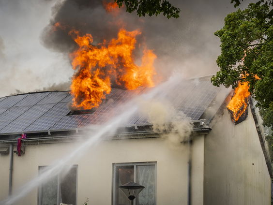 Materie onder zonnepanelen erg brandbaar
