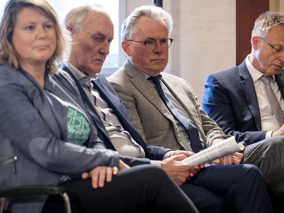 Burgemeester Koen Schuiling van Groningen en zangeres Marlene Bakker reageren op het pakket voor Groningen