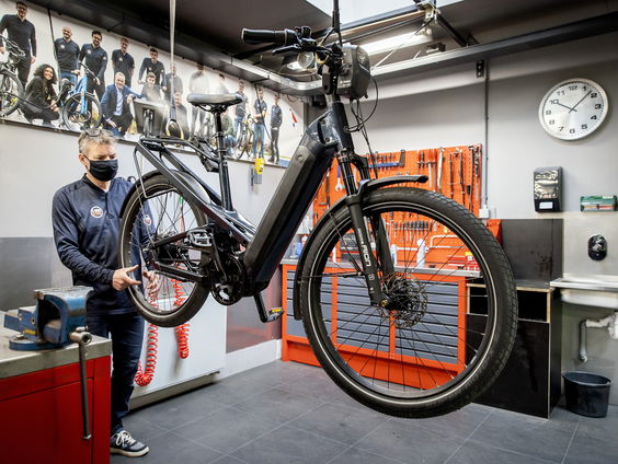 Amsterdam wil maximumsnelheid elektrische fiets aan banden leggen