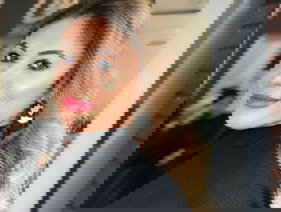 Yesim Candan op de schouders van Naima el Bezaz