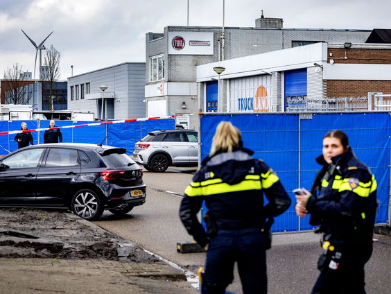 Verdachte van doodschieten Amsterdamse rapper opgepakt op vliegveld Parijs