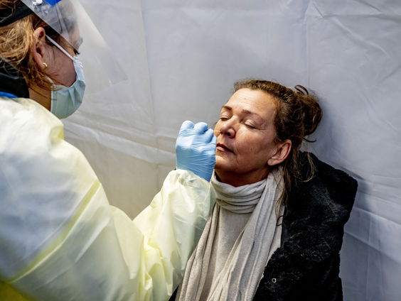 Testen en vaccineren niet meer nodig: ‘Je kan nog altijd longcovid oplopen na een besmetting’