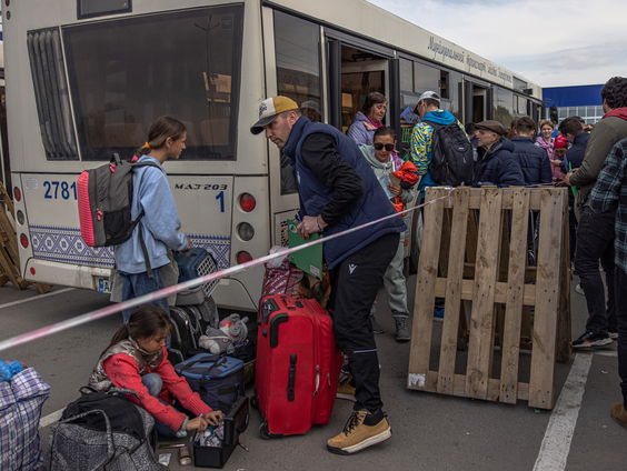 Het Rode Kruis biedt hulp aan mensen uit de Azov-staal fabriek