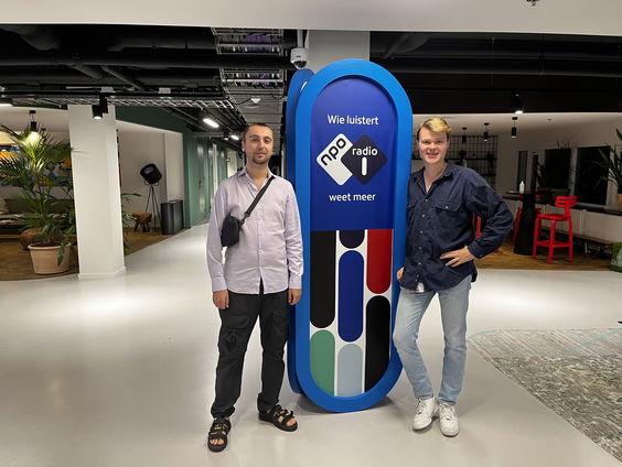 Ares zingt de aarde toe vanaf de planeet Mars