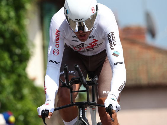 Jonne Seriese over Greg Van Avermaet