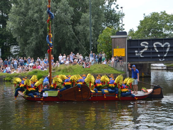 Snackpaprikaatjes op boten tijdens het Varend Corso