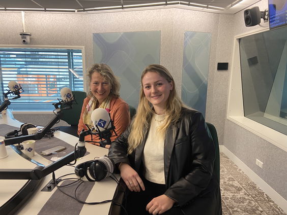 Roline de Wilde en Kristen Bouland over het aantal gesprekken over middelengebruik en verslaving bij 'De kindertelefoon' en 'Alles Oke?'.