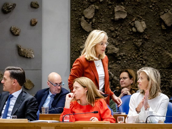 Kabinet verlaat zaal na insinuaties Baudet